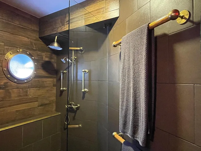 USS Utopia Shower