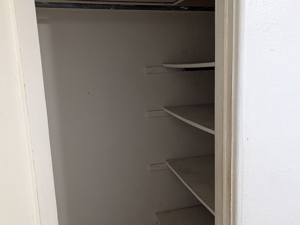 2nd image of 809 E Freeport St