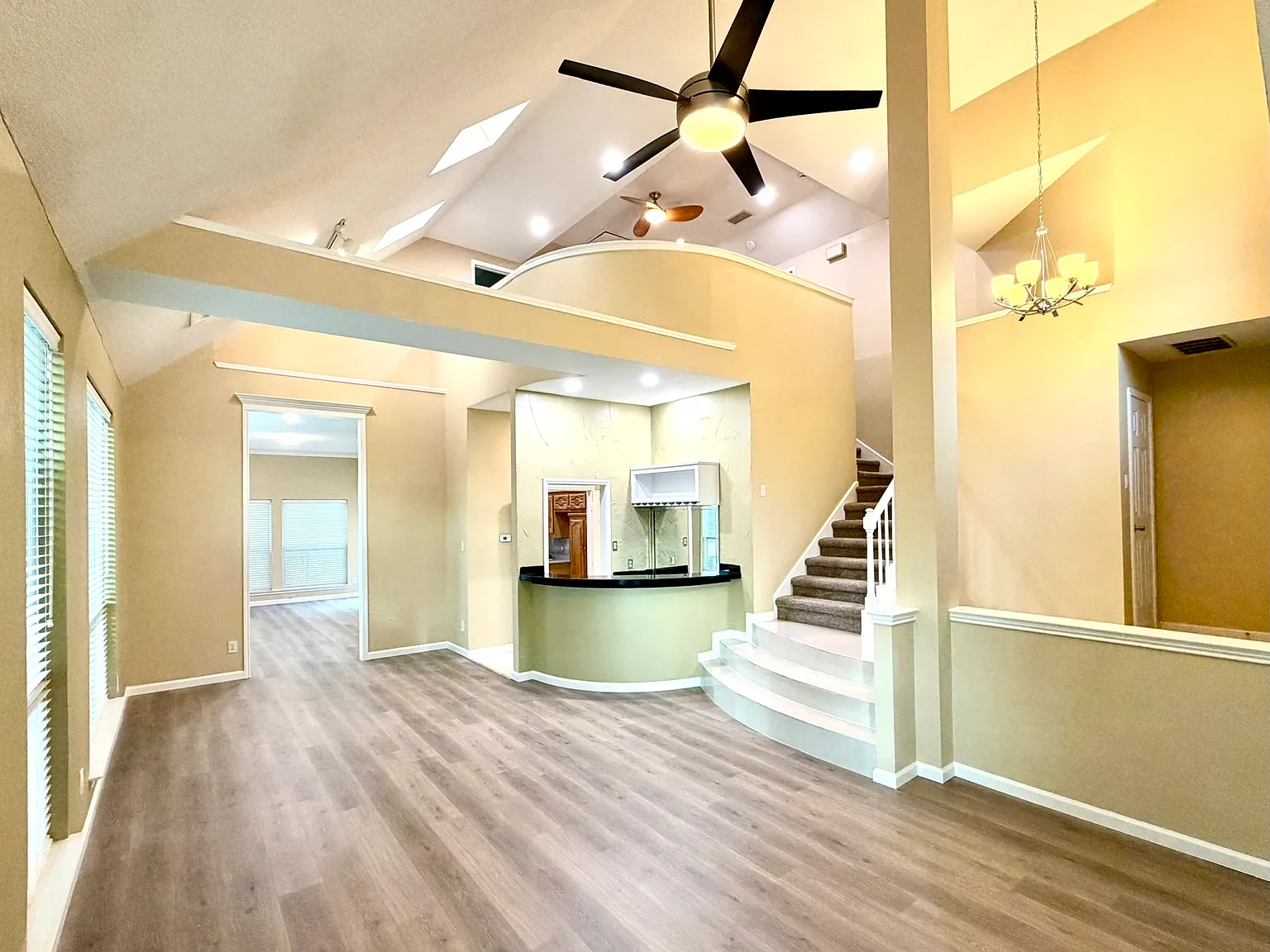 4 bed, 2.5 bath, 2390 sqft, $3,000 — Photo 3