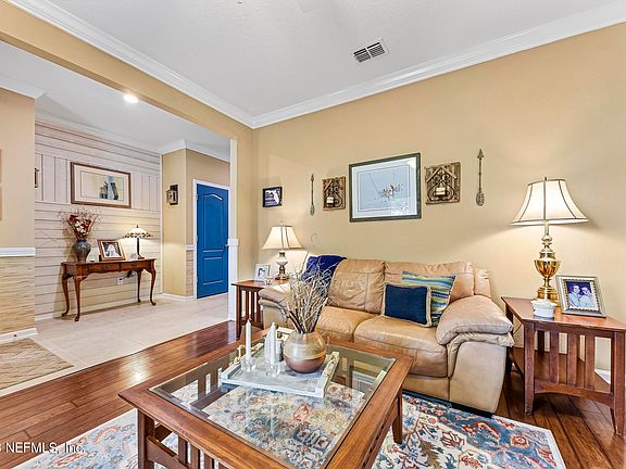 5th image of 131 ASPEN LEAF Drive