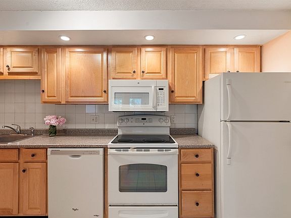 4th image of 5 Hallmark Gdns APT 12