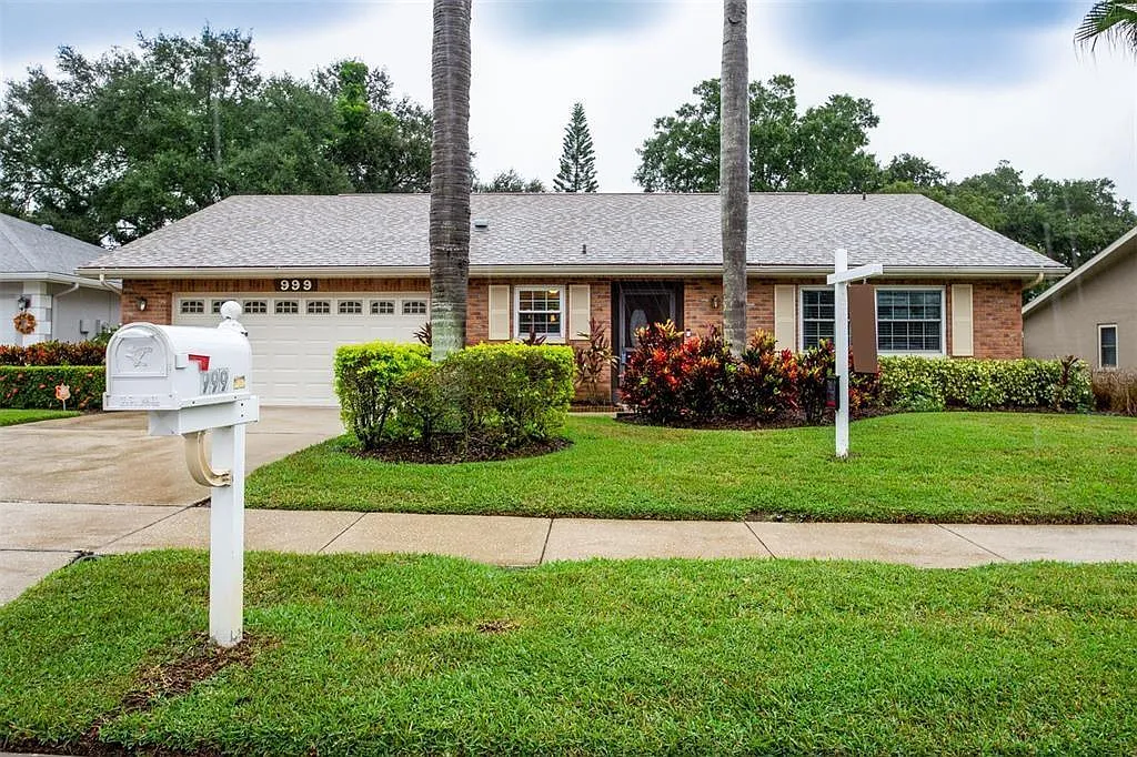 999 Gillespie Dr — Photo 1