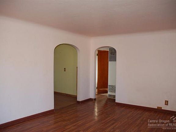 4th image of 1100 NE Allen Ave