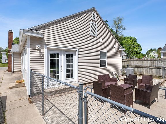 5th image of 2142 Emerald Ave NE