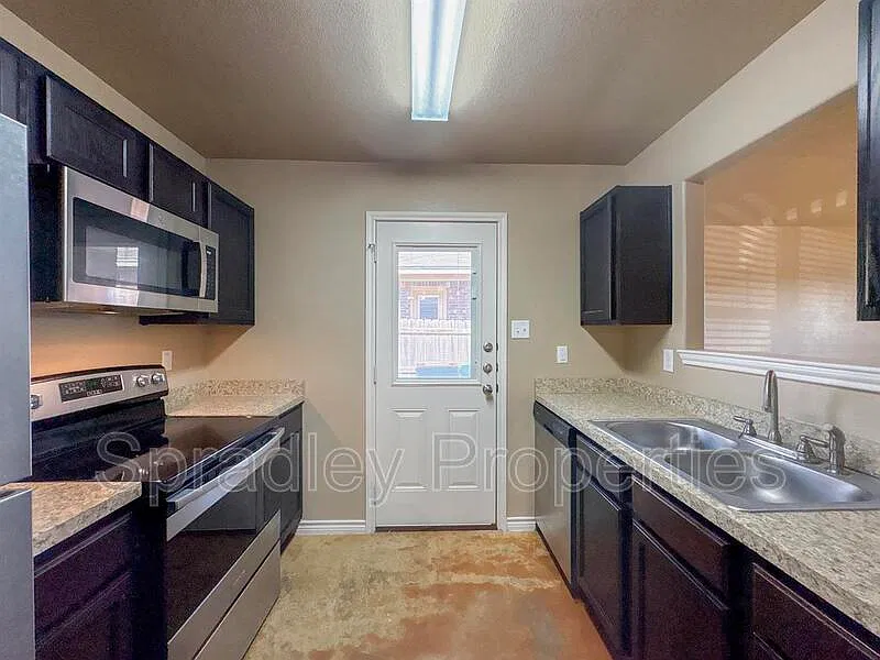 3 bed, 2.0 bath, 1203 sqft, $1,345 — Photo 4