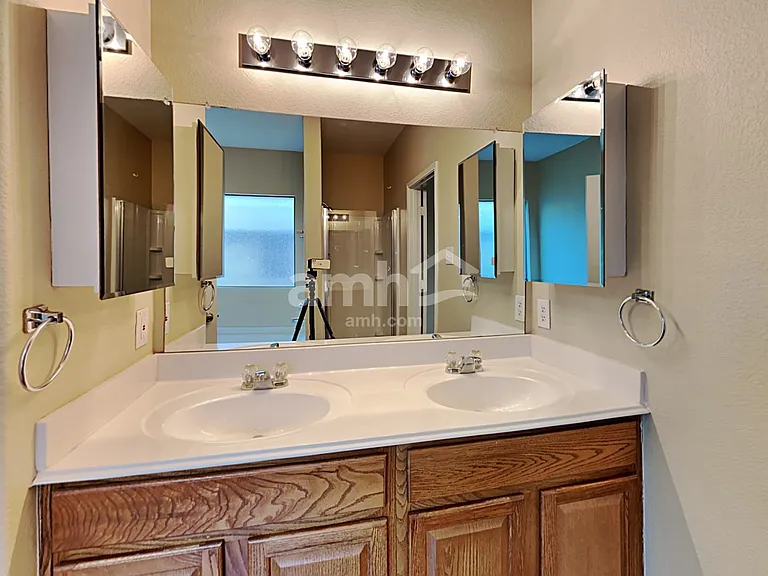 1100 Oakbrook St — Photo 15
