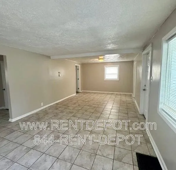 1021 Vanderburgh Ave — Photo 2