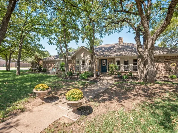 676 Highland Park Dr, Hurst, TX 76054