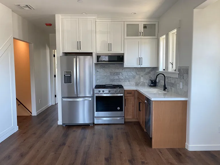 323 E Micheltorena St — Photo 5