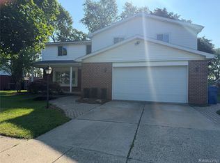 27450 Crestwood Dr, Warren, MI 48088