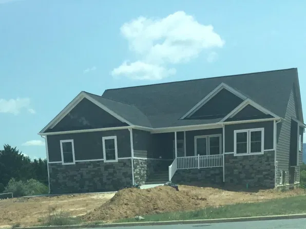 2424 Village Dr, Waynesboro, VA 22980