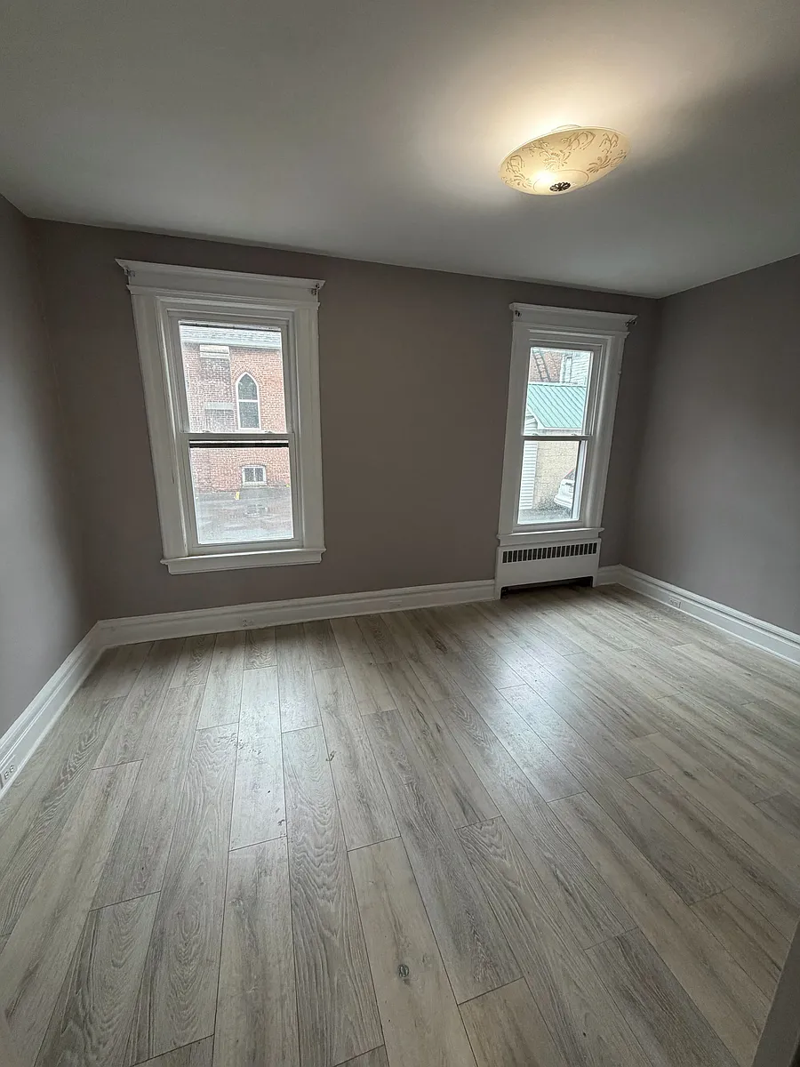 Building Photo - 375 Walnut St #1