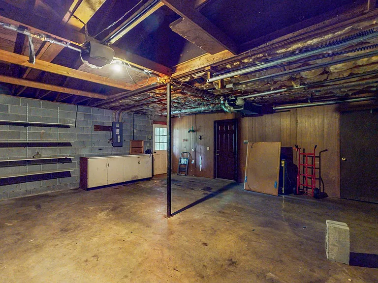 916 Huntington Cir — Photo 39