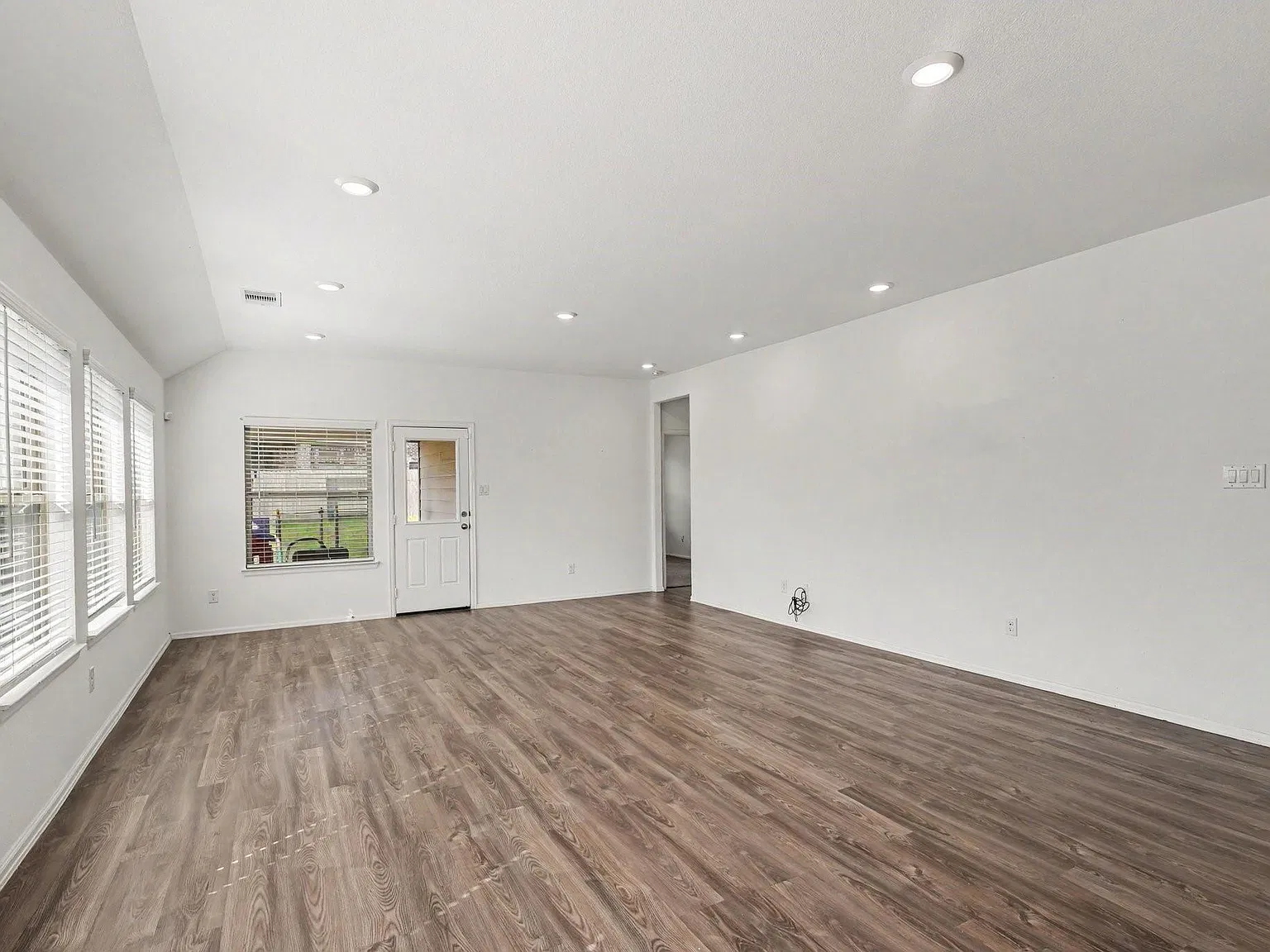 4 bed, 2.0 bath, 1953 sqft, $2,250 — Photo 3