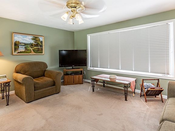 5th image of 190 Copley Dr