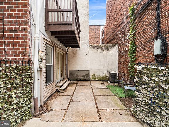 4th image of 220 Bainbridge St