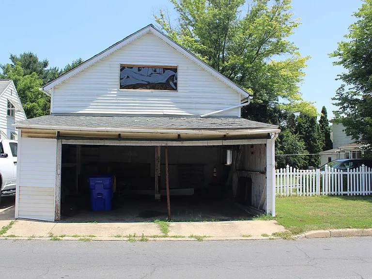209 W Frederick St — Photo 3