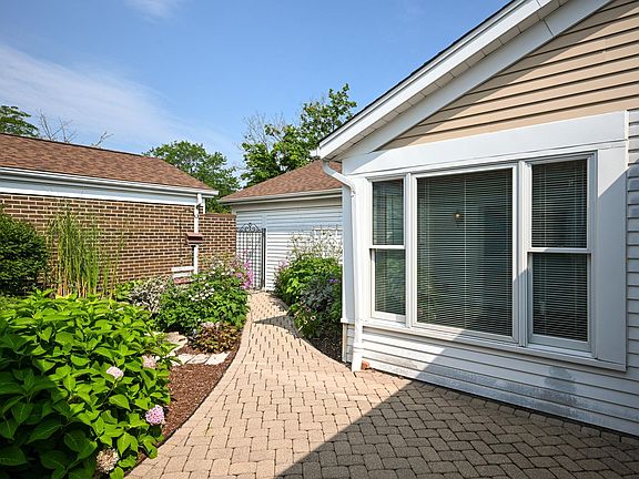 2nd image of 980 Dartmouth Dr