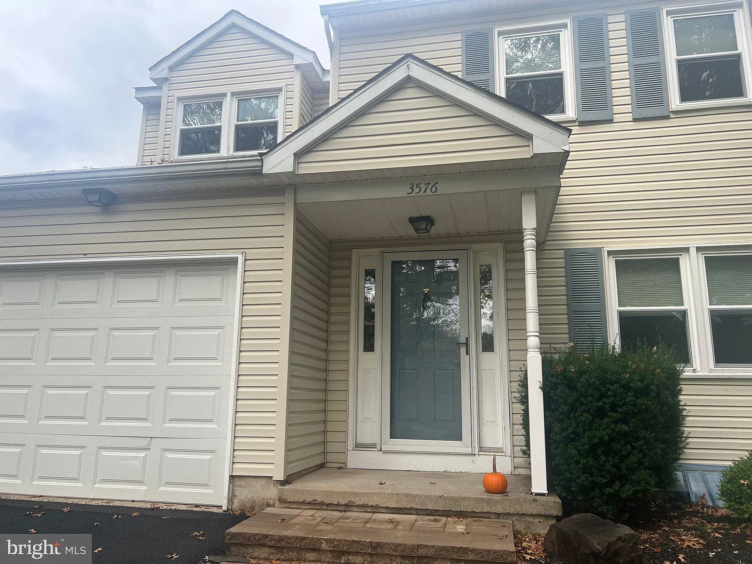 3 bed, 2.5 bath, 2022 sqft, $3,200 — Photo 3