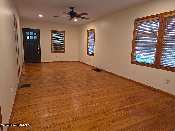4th image of 35 Academy St