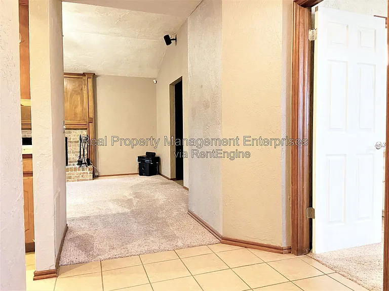 204 W 10th St — Photo 4
