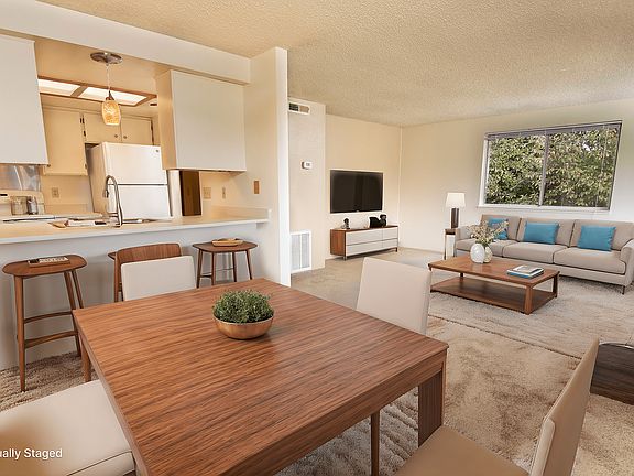 Poplar Village - Medford Oregon - Living Room