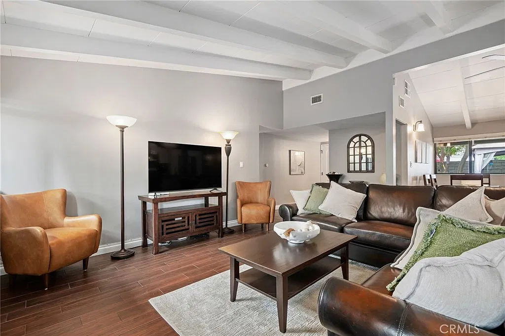 3 bed, 1392 sqft, $5,500 — Photo 2