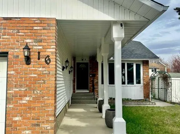 16 W Woodfield Ct SW, Calgary, AB T2W 3W5