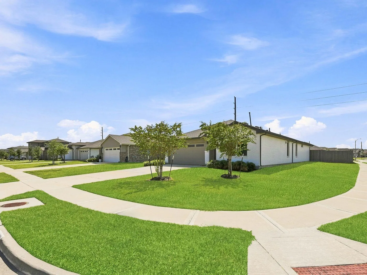 4 bed, 2.0 bath, 1902 sqft, $2,600 — Photo 3