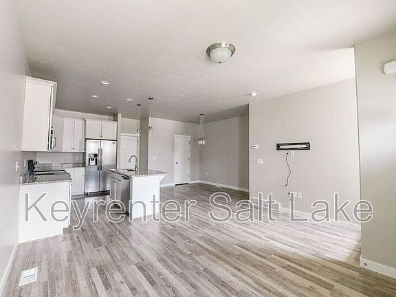 4th image of 1091 W Emerald Pools Ln