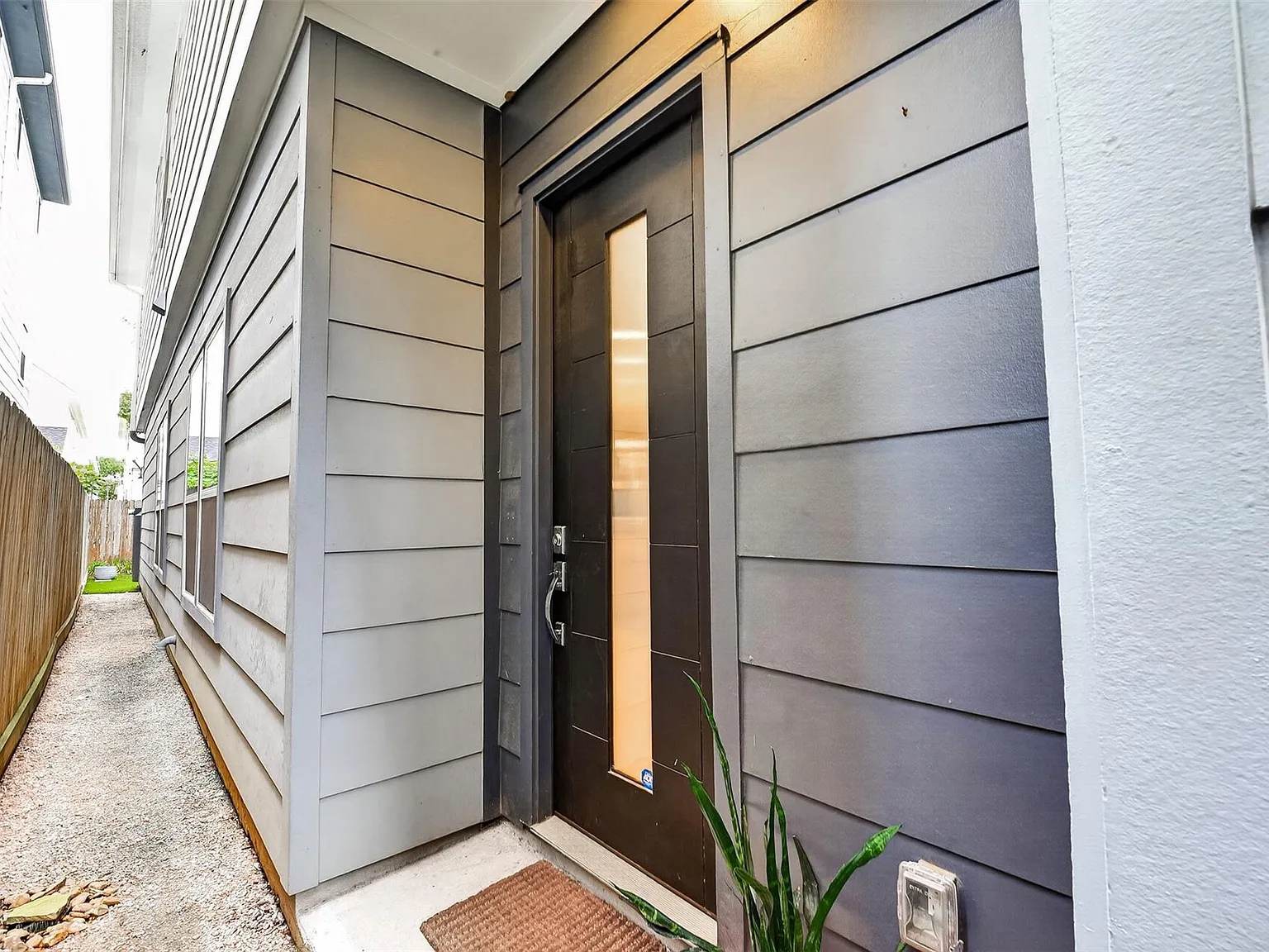 3 bed, 2.5 bath, 2410 sqft, $3,300 — Photo 4