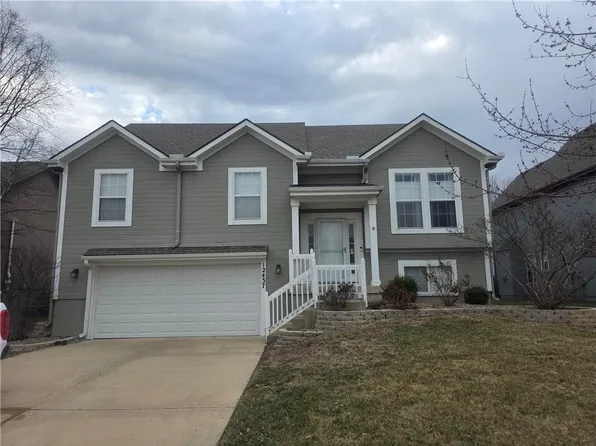 12437 S Pine St, Olathe, KS 66061