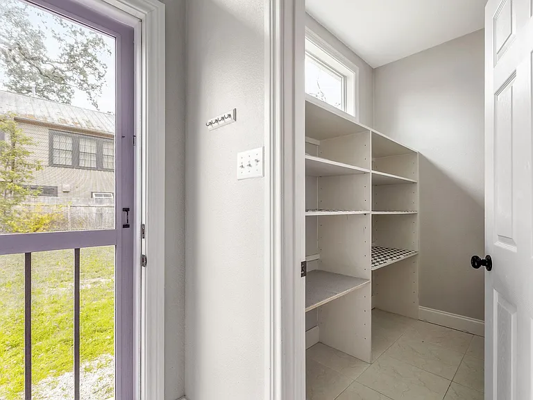 904 Josephine St — Photo 35