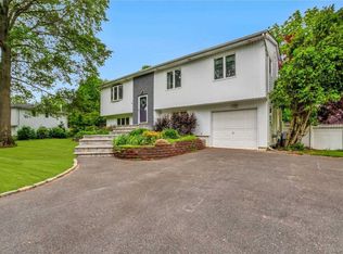 6 Peacock Ln, Commack, NY 11725