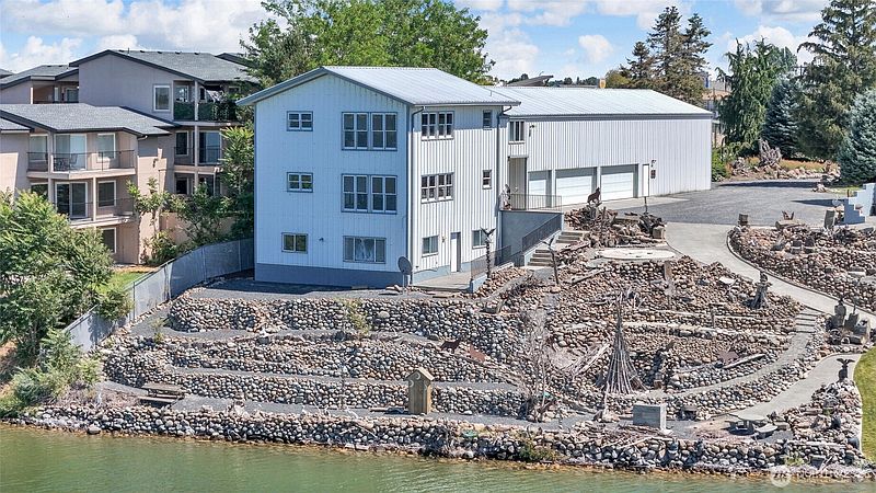 3rd image of 2922 W Marina Drive