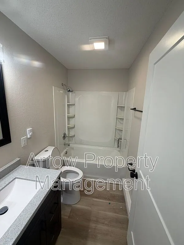 515 E 7th St — Photo 4