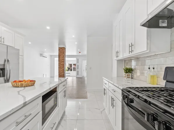 25 E 32nd St, Bayonne, NJ 07002