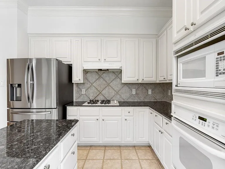 5913 Dolores St #B — Photo 15