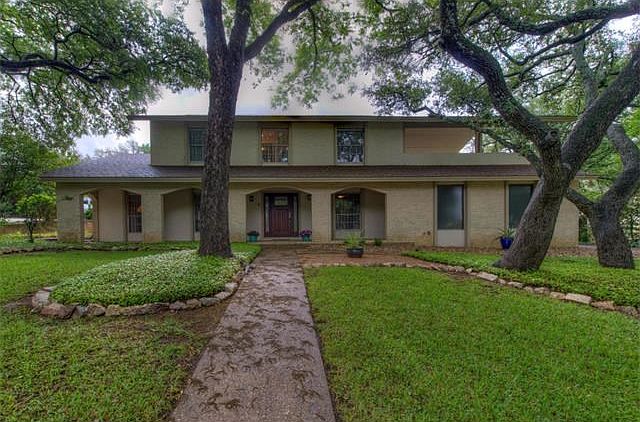 Great home with 5 bedrooms, 3 bathrooms and 2 living areas in Balcones Village