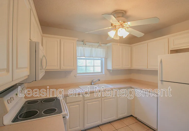 516 Arlington Dr #A4 — Photo 3