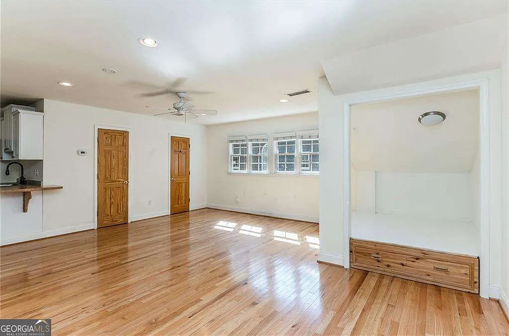 1 bed, 1.0 bath, 650 sqft, $1,300 — Photo 2