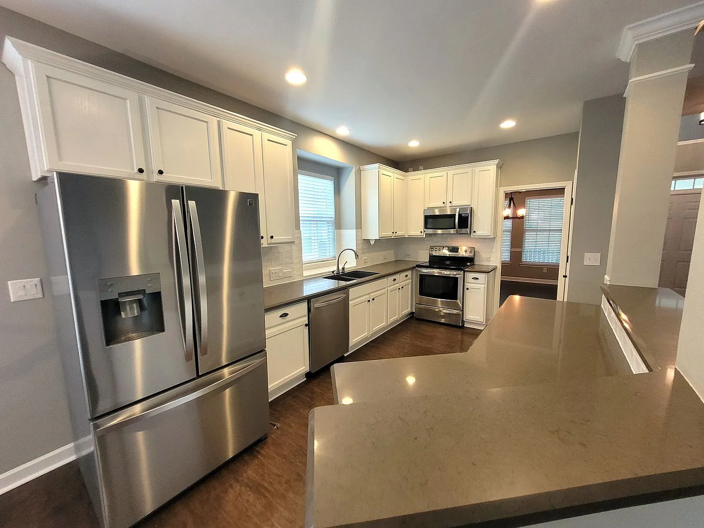 Stunning 4 Bed/2.5 Bath Home - Charlotte - 2 Car Attached Garage - Main Floor Primary Bedroom - L... — Photo 4