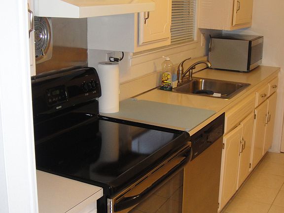 4th image of 6517 Douglaston Pkwy #2