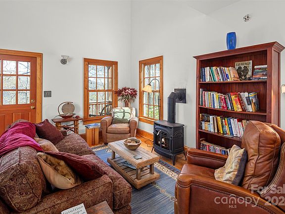 4th image of 31 Tumblestone Dr