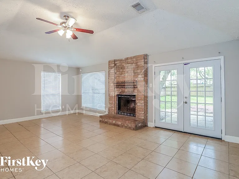 2922 Laurelridge Dr — Photo 3