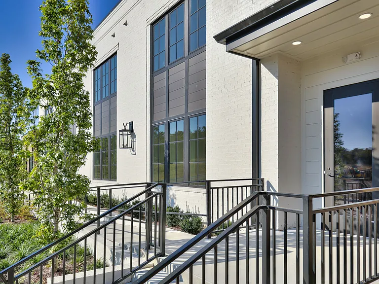 1025 Southwalk Dr — Photo 2