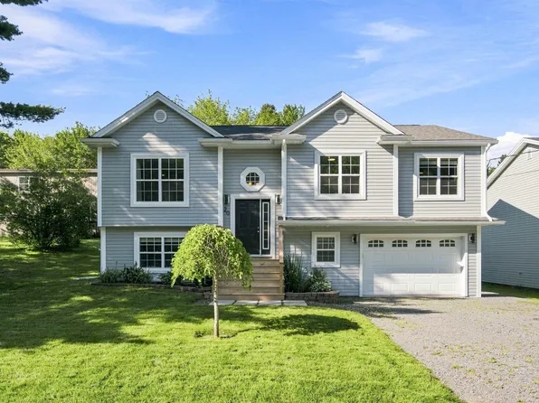 20 Lakeland St, Beaver Bank, NS B4G 1A5