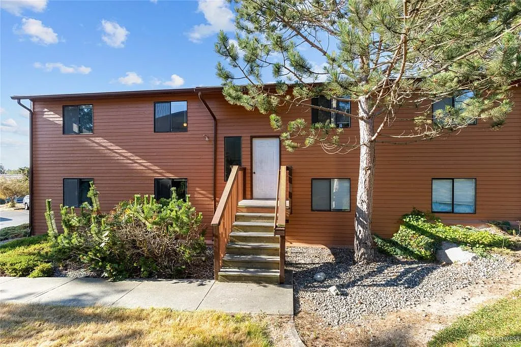 690 NW Atalanta Way — Photo 1