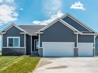 822 35th St SW, Altoona, IA 50009