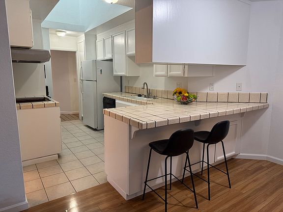 Kitchen with breakfast bar